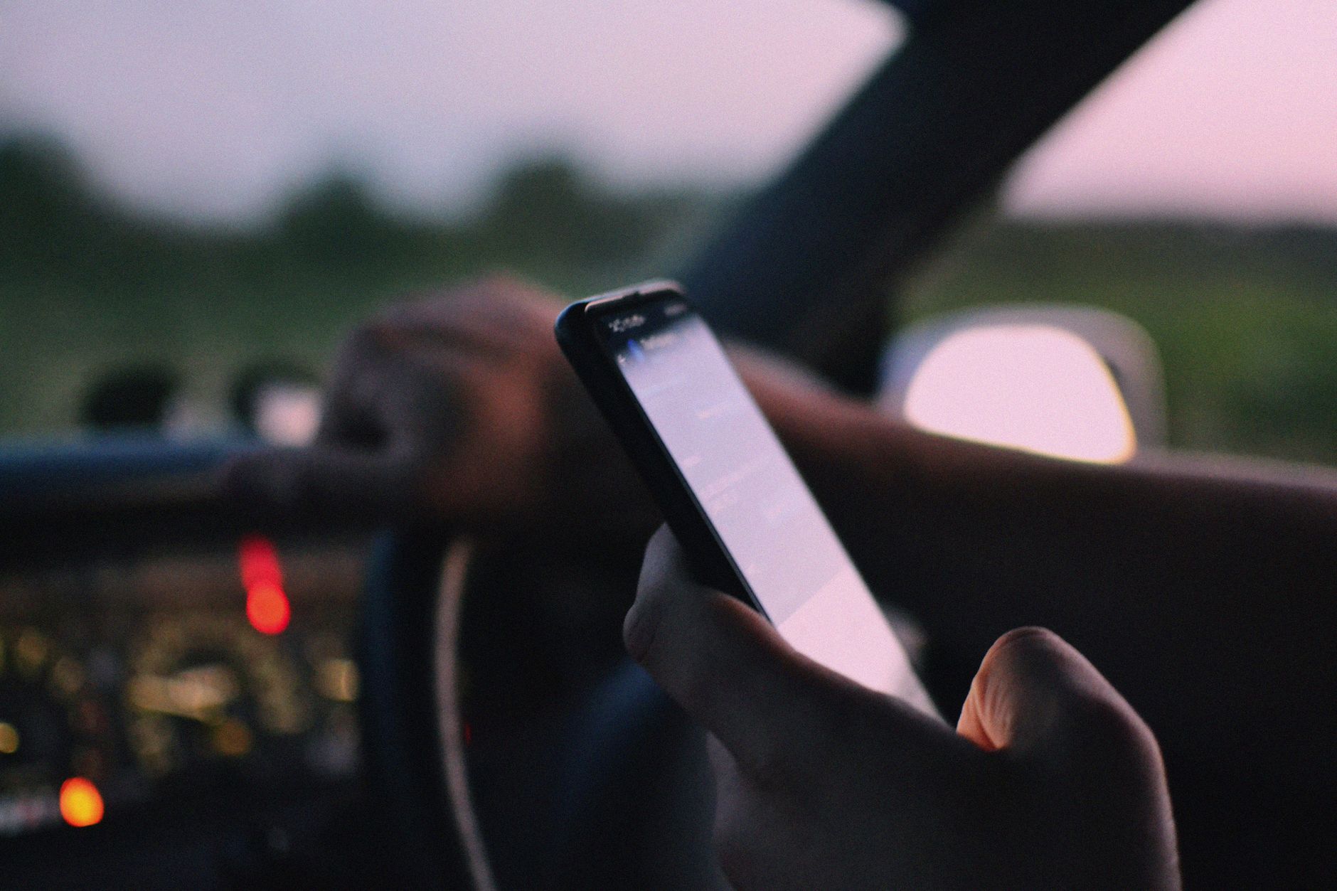 Celular preso ao suporte dentro do carro